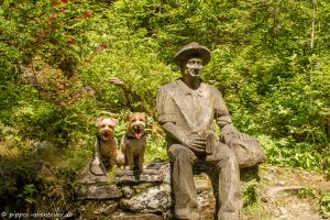 Pippo und Fine mit der Holzfigur